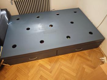 Podarim posteljo masivna 120x200 cm z dvema velikima predalom