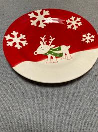 Podarim krožnik z novoletnim motivom.