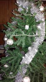 Umetno božično drevo z led lučkami, svetlečimi kroglami in girlandami