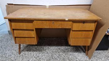 Podarimo pisalno mizo