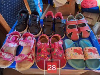 Podarim otroško obutev