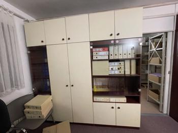 SESTAV OMAR Z VITRINAMI, ena se podaljša v mizo