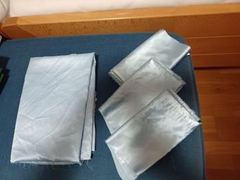 Kvalitetna svetlo modra satenasta podloga PODARIM